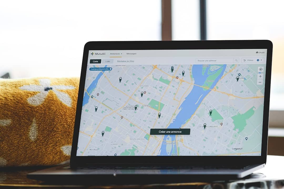 Laptop met wereldkaart, symbool voor een meertalige website