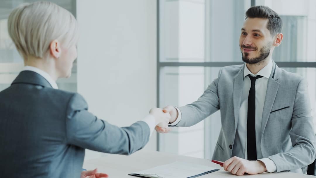 Twee zakenpartners bespreken de keuze van een vertaalbureau